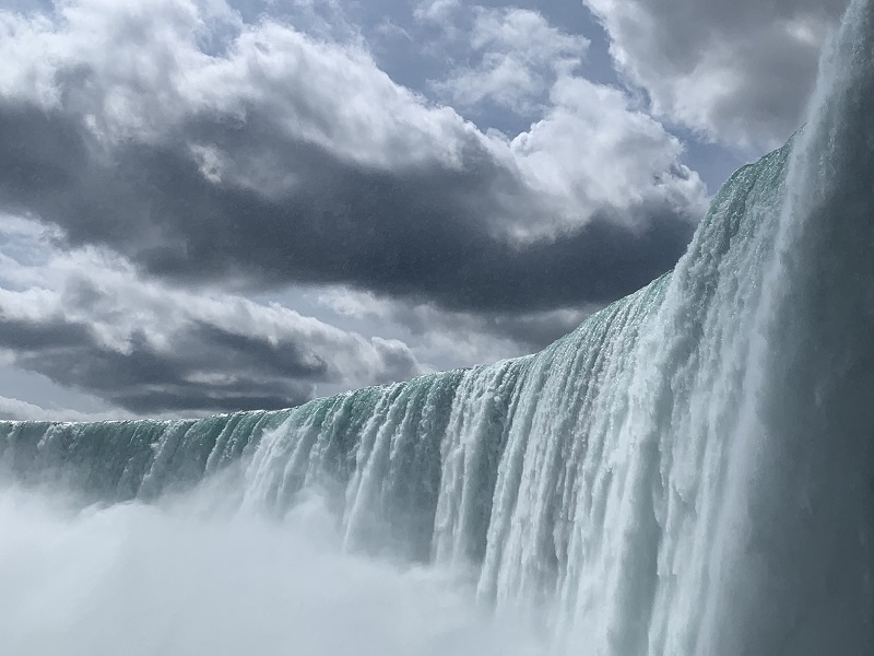 Der „Journey behind the Falls“ führt Besucher fast bis hinunter an den Fuß des Horseshoe-Falls, wo sich die Wucht des Wassers hautnah erleben lässt.